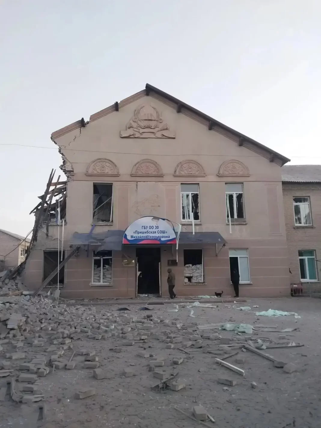 В Запорожской области при ударе повреждено здание школы с избирательным участком В Запорожской области при ударе повреждено здание школы с избирательным участком