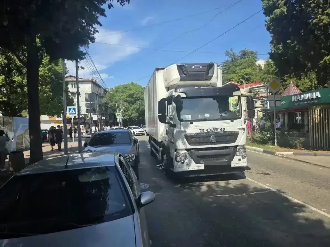 В Лазаревском районе Сочи водитель грузовика насмерть сбил женщину на пешеходном переходе В Лазаревском районе Сочи водитель грузовика насмерть сбил женщину на пешеходном переходе