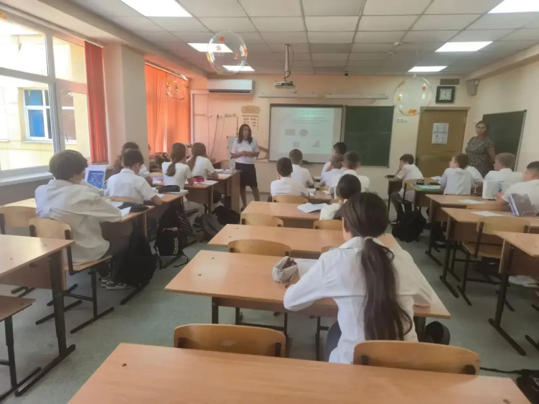 В Сочи полицейские провели для школьников Адлера уроки безопасности В Сочи полицейские провели для школьников Адлера уроки безопасности