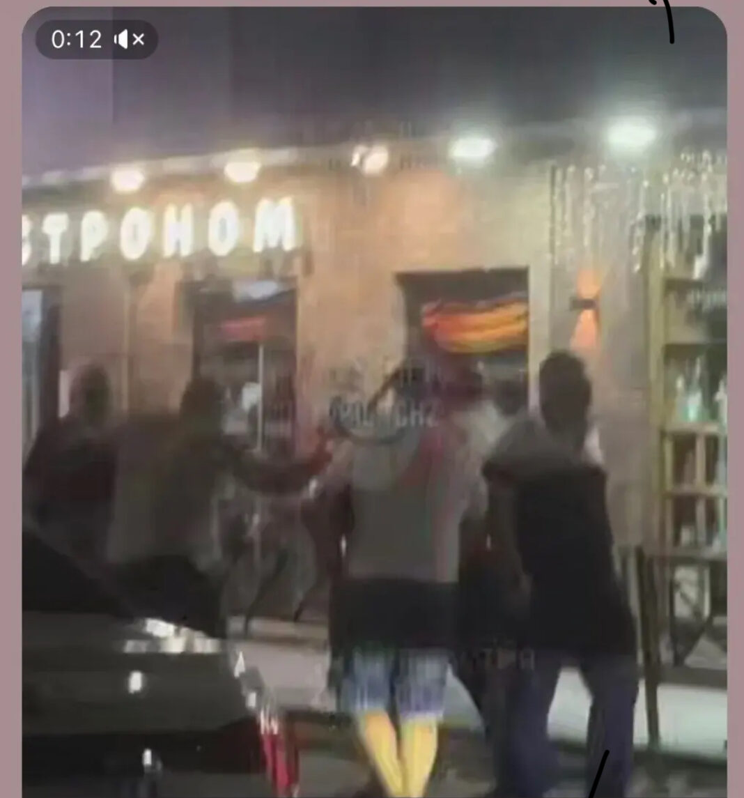 Полиция Сочи проверяет обстоятельства уличной драки, попавшей на видео Полиция Сочи проверяет обстоятельства уличной драки, попавшей на видео