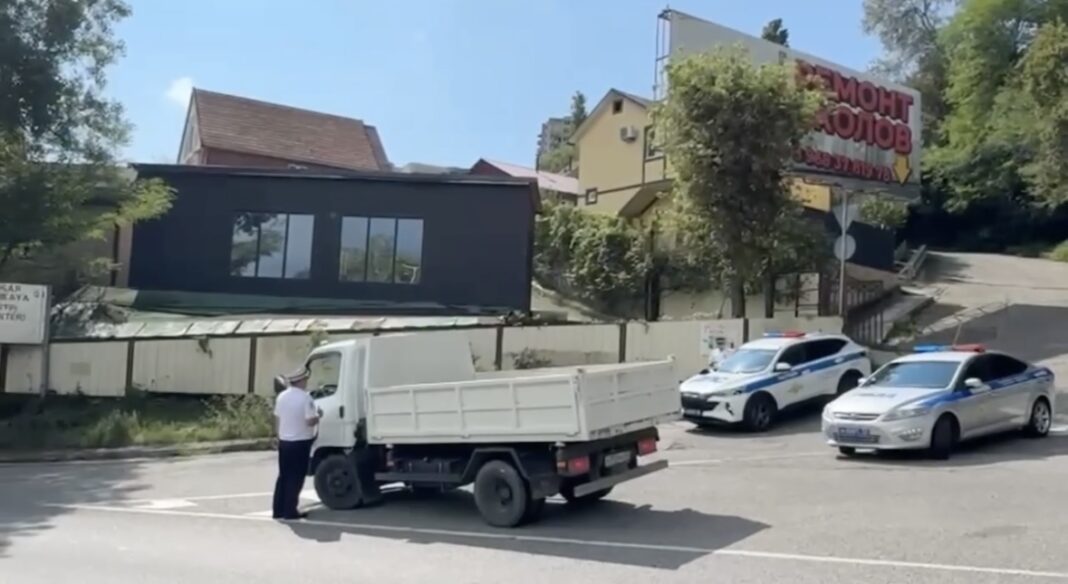 В Сочи Госавтоинспекция провела рейд среди водителей большегрузов и проверила автомобили на тонировку В Сочи Госавтоинспекция провела рейд среди водителей большегрузов и проверила автомобили на тонировку