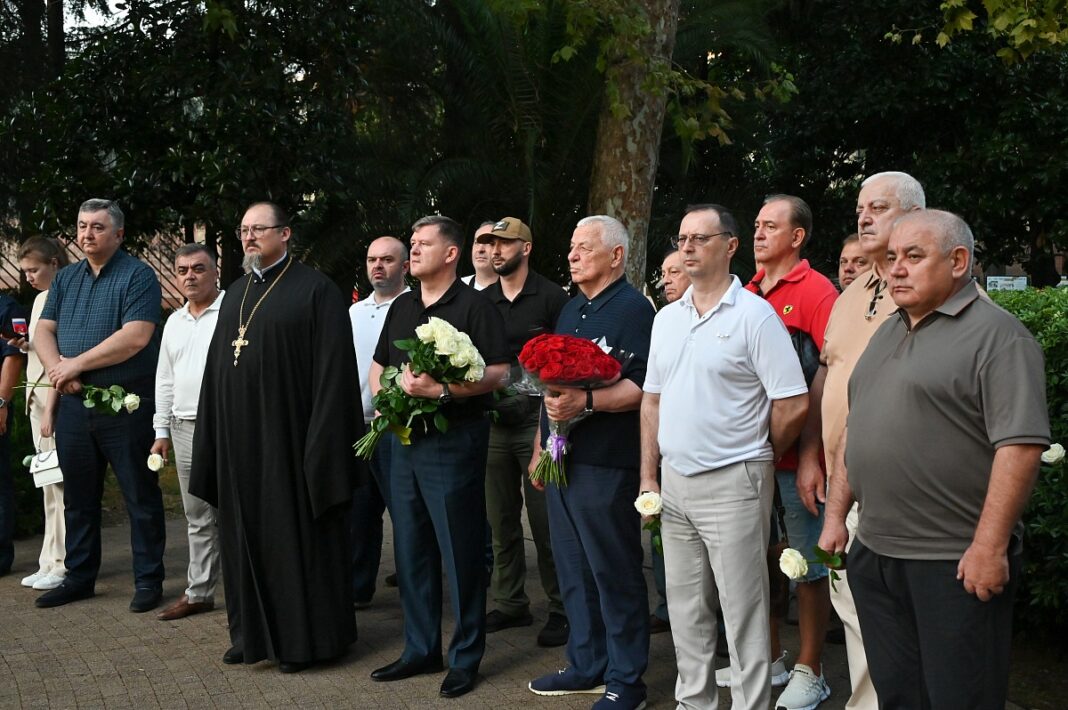 В Сочи почтили память жертв бесланской трагедии В Сочи почтили память жертв бесланской трагедии