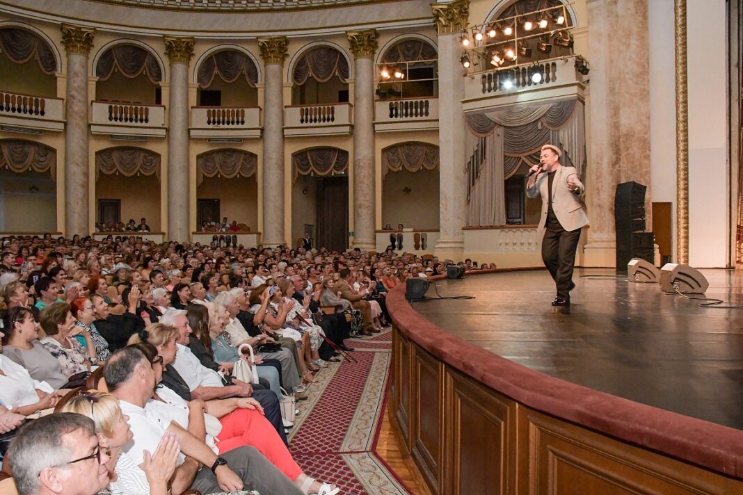 В Сочи ветеранов и людей старшего поколения поздравили праздничным концертом В Сочи ветеранов и людей старшего поколения поздравили праздничным концертом